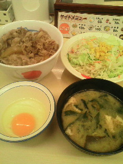 牛めし＋生野菜＋みそ汁＋生卵 合計 820kcal