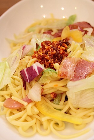 日曜のランチ：ファーストキッチン「レタスとベーコンの食べるラー油パスタ」