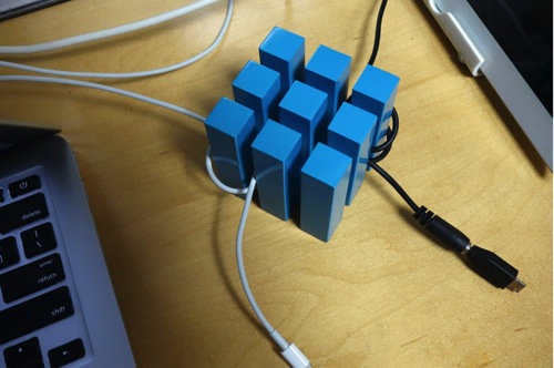 デスク上のコードを整理できる立方体「cubeケーブルホルダー」