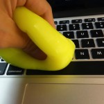 キーボードを楽に掃除できるスライム状グッズ「サイバークリーン」