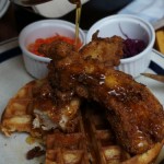 フライドチキンが盛られたワッフルにメイプルシロップをかけて食べるワッフルチキンが意外にも美味しかった！