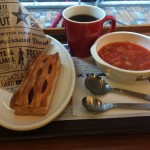 ミスドで朝食を食べてみた。野菜スープやお粥もあるし、コーヒーはおかわり自由！