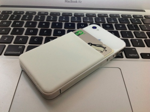 iPhoneに貼ってスイカを入れられるケースのようなシール「ShinjiPouch」を買ってみた