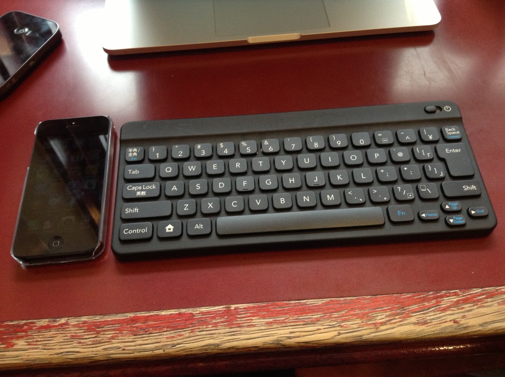 ポケモンキーボードとiPhone 5で大きさ比較