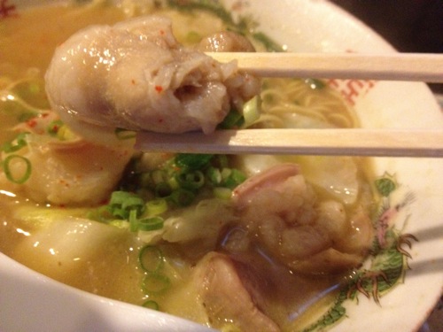 福岡・中洲川端の「屋台 KENZO Cafe」で「もつラーメン」を食す！