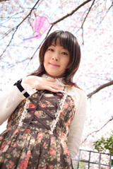 ロリータ服の写真をレタッチしてます