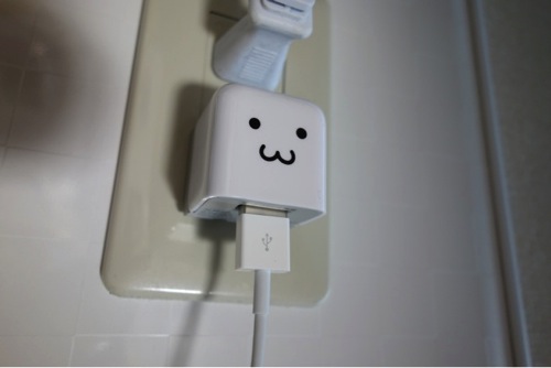 顔文字みたいな外観が可愛い！iPhone・iPadなどをコンセントから充電できるAC充電器