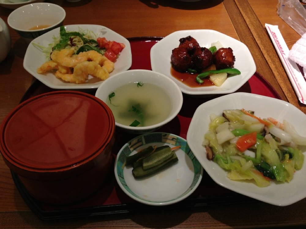 蓬莱定食。おかずがいっぱいでお得