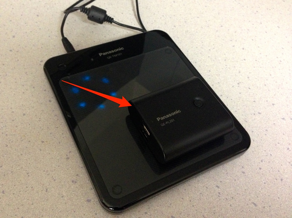 モバイル電源パックを充電パッドの上に置く