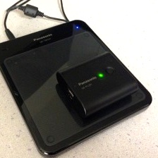 非接触でモバイルバッテリーを充電できる「チャージパッド」が便利！