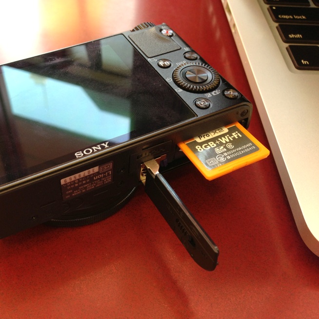Eye-fiのデメリットであるバッテリー消費は、USBで充電できるRX100が打ち消してくれる！