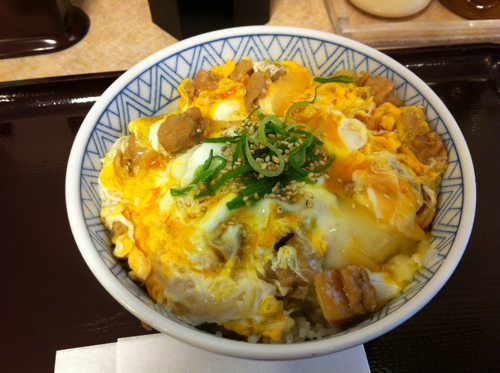 「塩親子丼」を「神戸 らんぷ亭 新宿2丁目店」で食す！