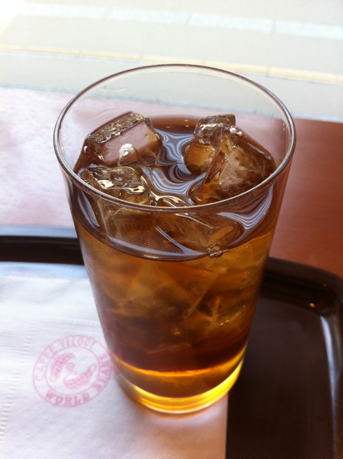 「アイスほうじ茶」を「カフェ・ベローチェ 岩本町駅前店」で飲む！