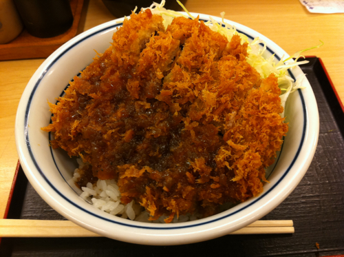 「黒毛和牛と黒豚の特選メンチカツ丼」を「かつや 中野サンモール店」で食す！