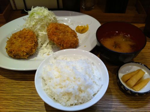 東京・池尻大橋にある「富士山ミート」で「メンチカツ定食」を食す！