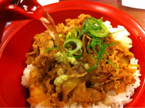 アツアツのだし汁でさらさらと！「すき家」の「牛まぶし」を食す！