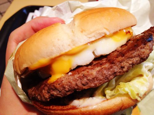 アボカドソースとシーザーサラダソース！ 「マクドナルド」で「ビバリーヒルズバーガー」を食す！