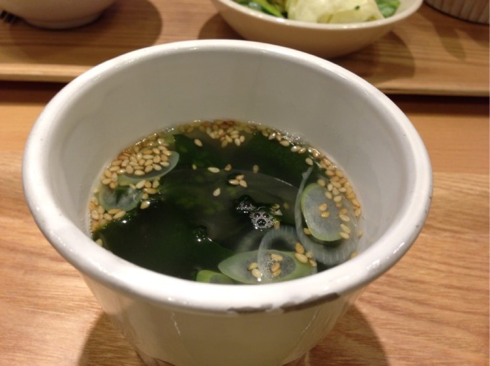 汁物もついてきます。この日はわかめスープ